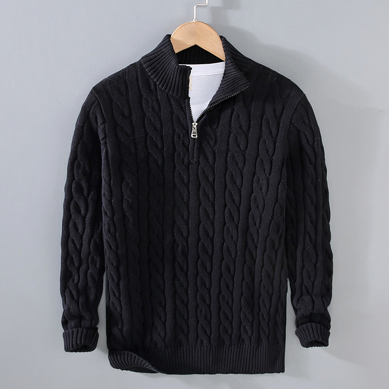 Schwarzer Strickpullover mit Zopfmuster, Reißverschluss und Stehkragen. Modischer Herrenpullover, ideal für Herbst und Winter.