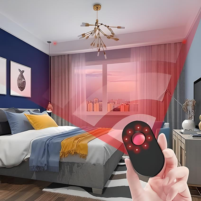 Fernbedienung für LED-Licht im modernen Schlafzimmer, rote Lichtstrahlen, Stadtblick, Abendstimmung.