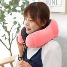 Frau mit rosa Nackenkissen, ergonomisch, bequem, ideal für Reisen, Entspannung, Unterstützung.