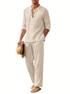 Herren Leinenanzug in Beige, lässig und atmungsaktiv, ideal für Sommermode. Perfekt kombiniert mit Strohhut und Sandalen für einen entspannten Look.