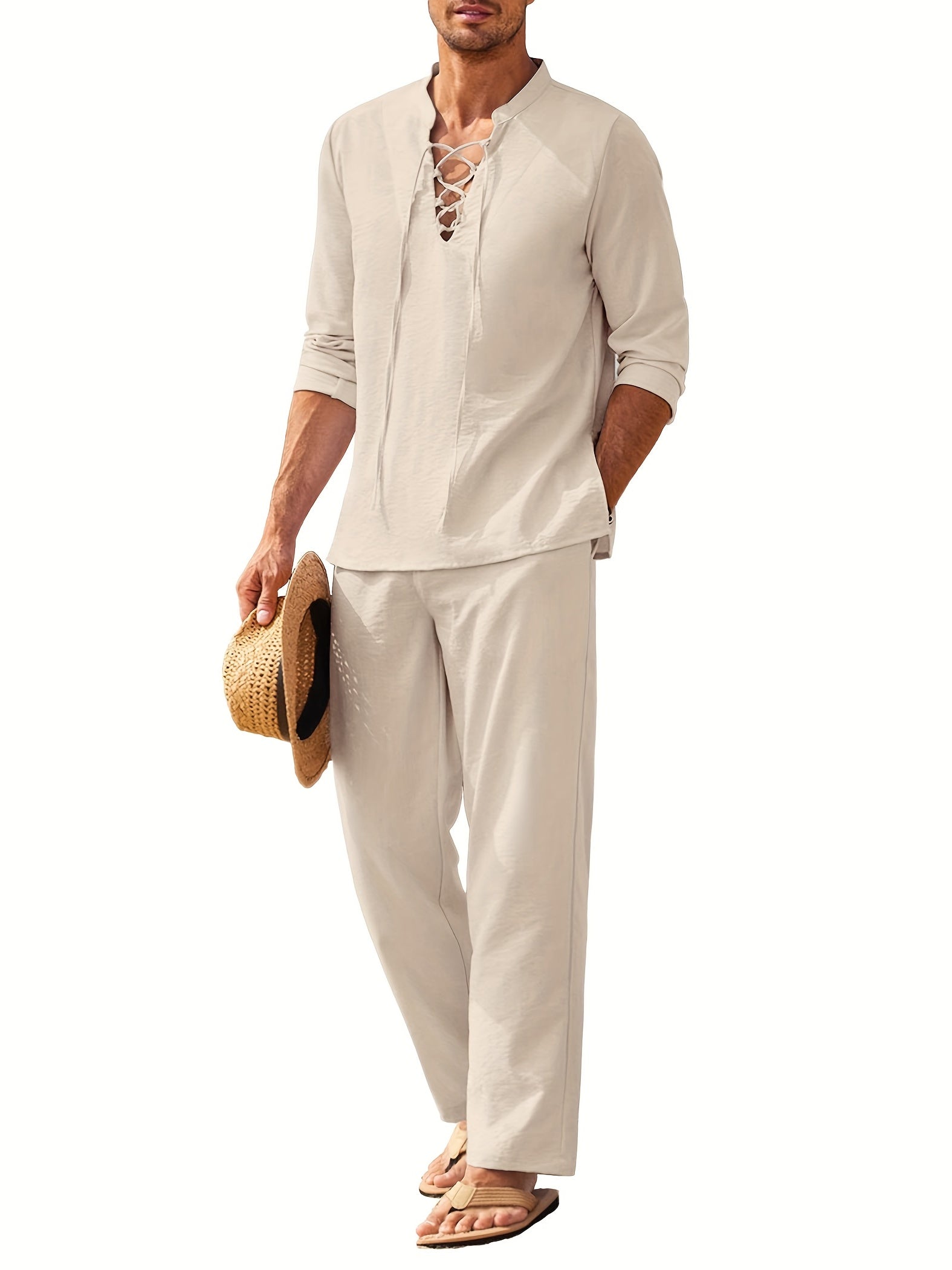 Herren Leinenanzug in Beige, lässig und atmungsaktiv, ideal für Sommermode. Perfekt kombiniert mit Strohhut und Sandalen für einen entspannten Look.