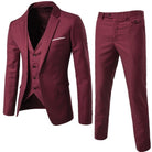 Eleganter bordeauxroter Anzug für Herren, bestehend aus Sakko, Weste und Hose. Perfekt für formelle Anlässe und Hochzeiten. Hochwertige Herrenmode.