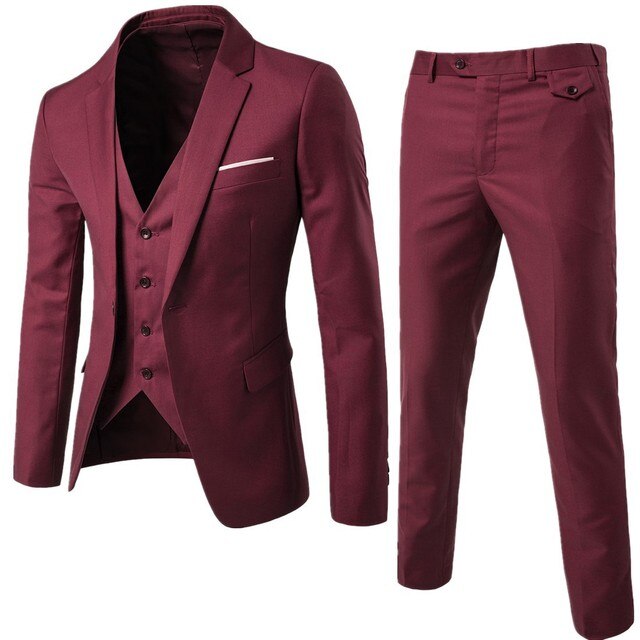 Eleganter bordeauxroter Anzug für Herren, bestehend aus Sakko, Weste und Hose. Perfekt für formelle Anlässe und Hochzeiten. Hochwertige Herrenmode.