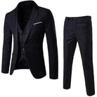 Eleganter schwarzer Anzug für Herren, bestehend aus Sakko, Weste und Hose. Perfekt für formelle Anlässe und Business-Events. Hochwertige Herrenmode.