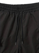 Schwarze Jogginghose mit Kordelzug, elastischer Bund, bequeme Sportbekleidung für Herren.