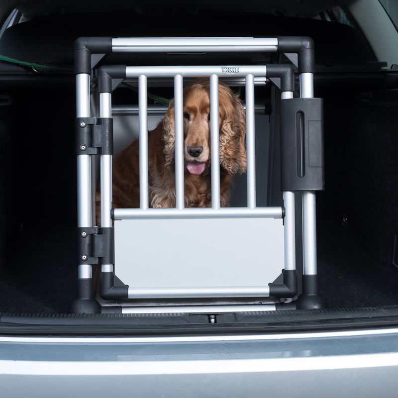 Trixie Transportbox aus Aluminium für Hunde im Auto, sicher und stabil, ideal für Reisen, schützt Haustiere, einfache Montage, hochwertige Materialien.