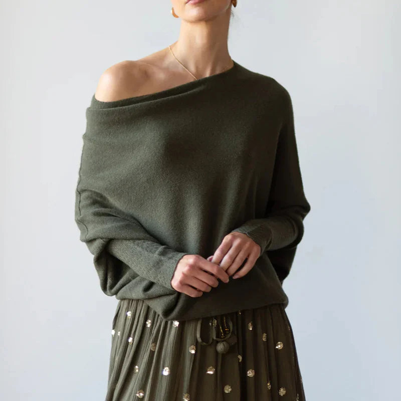 Damenpullover in Olivgrün, schulterfrei, aus weichem Strickmaterial. Perfekt für Herbstmode, kombiniert mit einem eleganten, bestickten Rock.