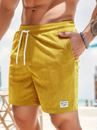 Gelbe Cord-Badeshorts für Herren, elastischer Bund, Strandmode, Sommerbekleidung.