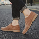 Braune Wildleder-Herrenschuhe, lässig, Straßenszene, modisch, bequem, Herrenmode.