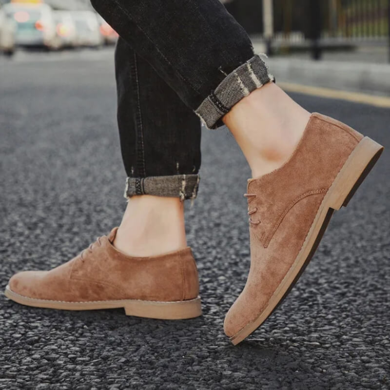 Braune Wildleder-Herrenschuhe, lässig, Straßenszene, modisch, bequem, Herrenmode.