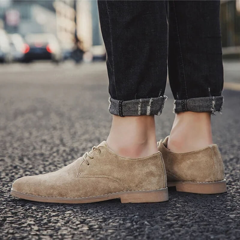Beige Wildleder Herrenschuhe, lässig, Straßenszene, modisch, komfortabel, Herrenmode.