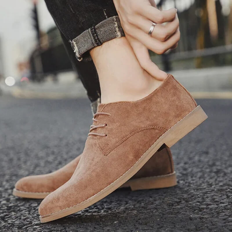 Braune Wildleder-Herrenschuhe, lässig, mit Schnürung, ideal für stilvolle Freizeitoutfits.