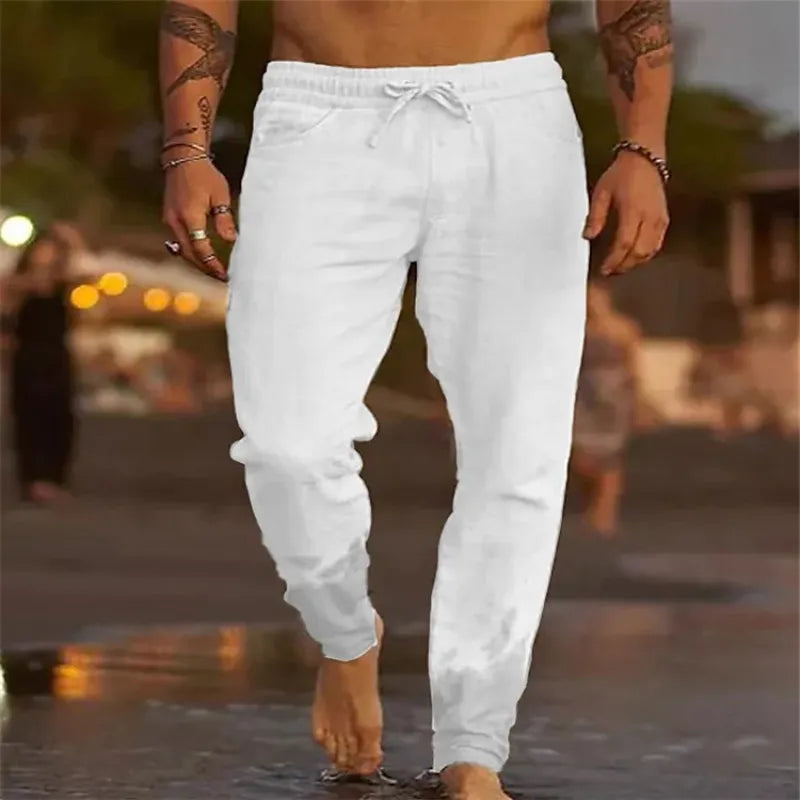 Herren Jogginghose in Weiß, ideal für Freizeit und Sport. Bequemer Schnitt, elastischer Bund, perfekt für lässige Outfits und aktive Tage.