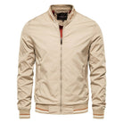 Beige Herren-Bomberjacke mit Reißverschluss, gerippten Bündchen und Kragen. Stilvoll und vielseitig für Freizeitmode. Perfekt für jede Jahreszeit.