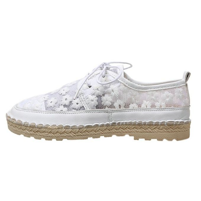 Weiße Damen-Sneaker mit Blumenmuster, Espadrille-Sohle und Schnürung. Perfekt für Sommermode, bequem und stilvoll. Ideal für Freizeitoutfits.