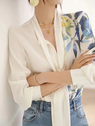 Elegante Damenbluse mit floralem Muster, langärmlig, aus leichtem Stoff. Perfekt für modische Outfits und stilvolle Anlässe.