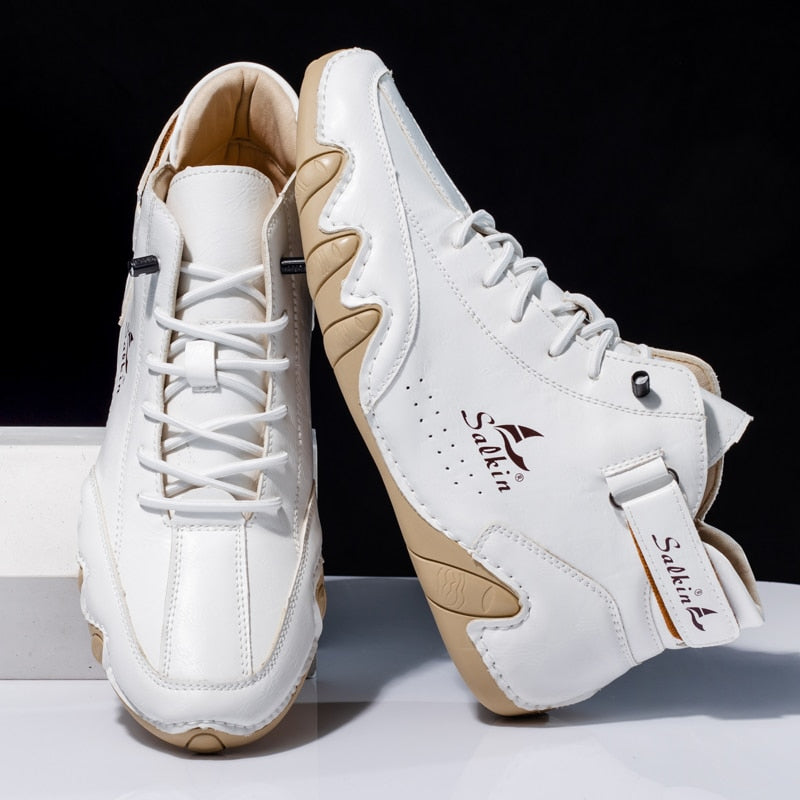 Weiße Sneaker mit brauner Sohle, sportliches Design, ideal für Herrenmode. Bequeme Freizeitschuhe, perfekt für Alltag und Sport.