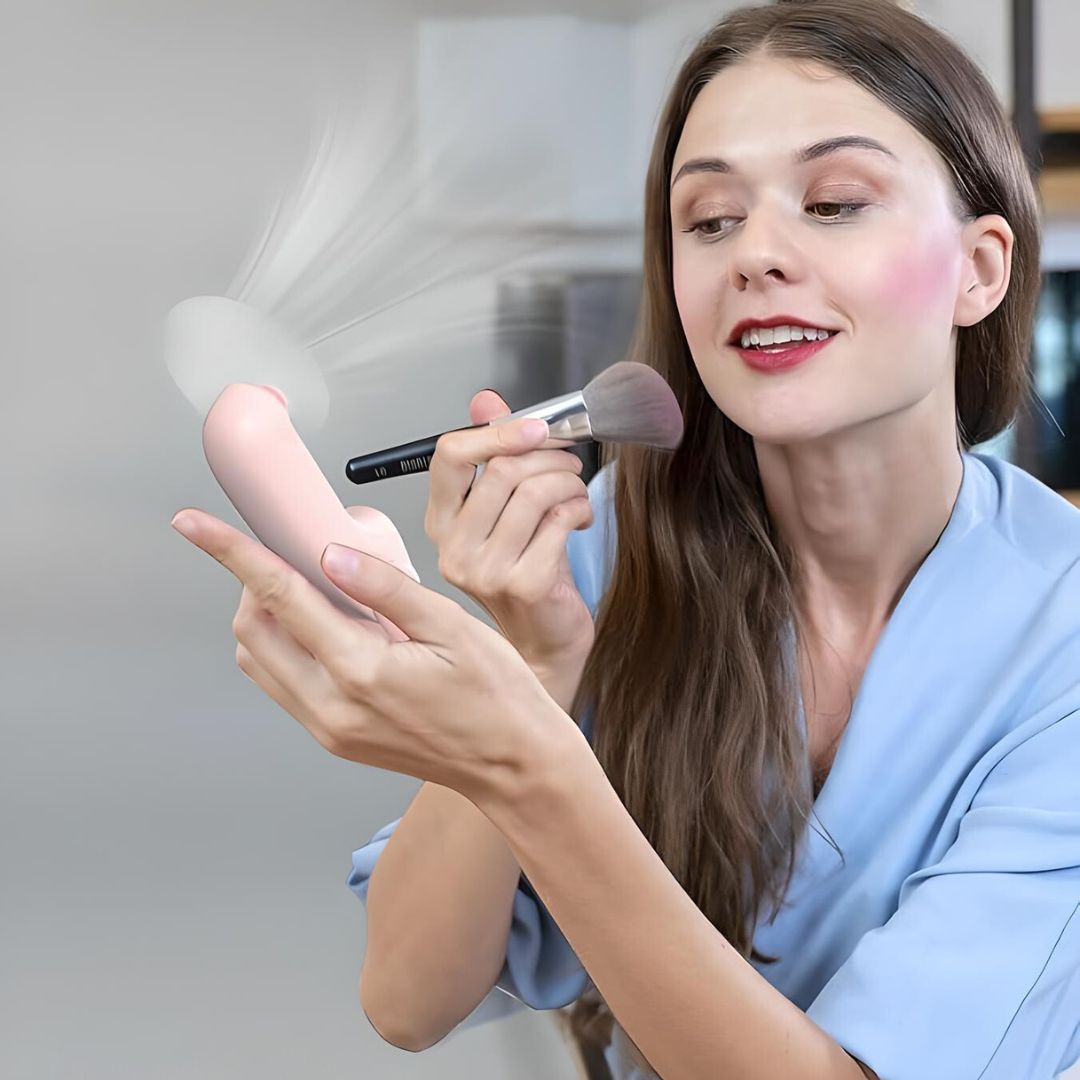 Frau trägt Make-up mit Pinsel auf, lächelt, hellblaues Oberteil, Beauty-Routine, Nahaufnahme.