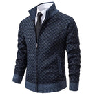 Eleganter Herren-Strickpullover in Dunkelblau mit Reißverschluss und Stehkragen. Perfekt für Business- und Freizeitoutfits. Hochwertige Mode.