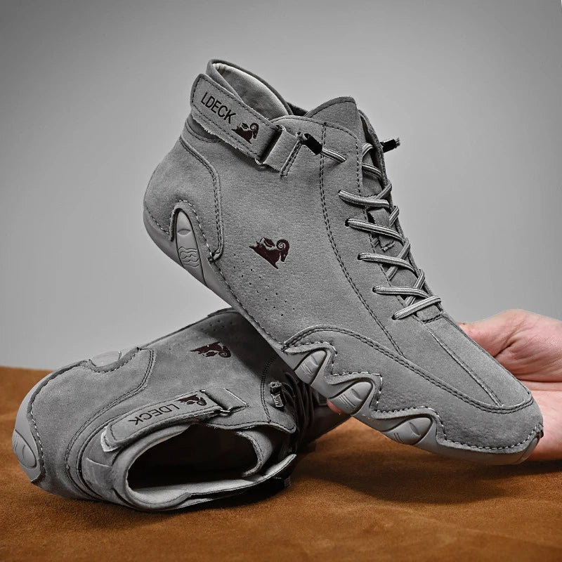 Graue Herren-Sneaker aus Wildleder, rutschfeste Sohle, modisches Design, ideal für Freizeit und Outdoor-Aktivitäten. Hochwertige Verarbeitung.