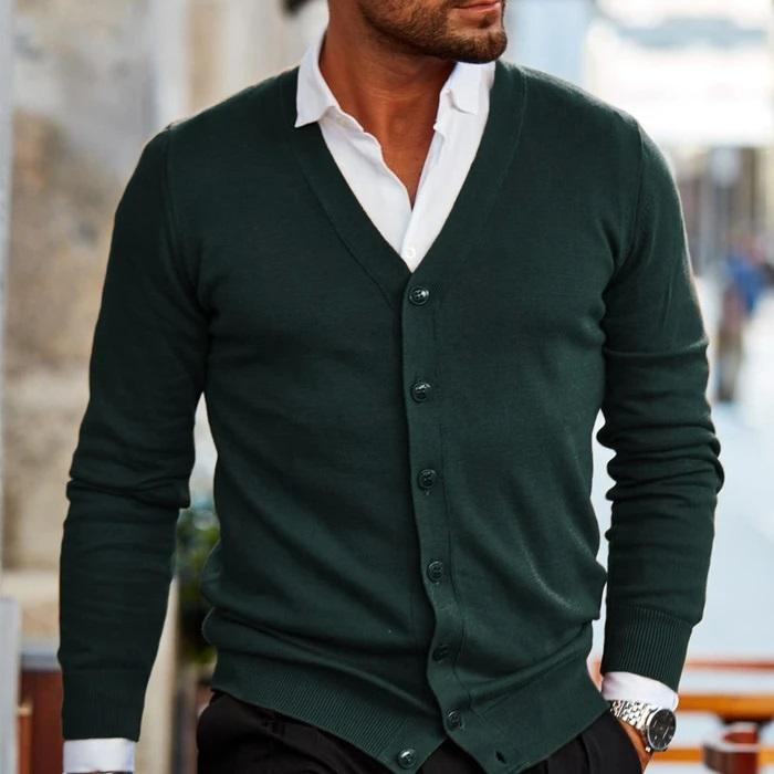 Eleganter Herren-Cardigan in Dunkelgrün, kombiniert mit weißem Hemd. Perfekt für stilvolle Herbstmode und Business-Casual-Looks.