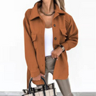 Damenmode: Elegante braune Jacke mit Knopfleiste, kombiniert mit weißem Top und beiger Hose. Perfekt für stilvolle Herbst-Outfits.