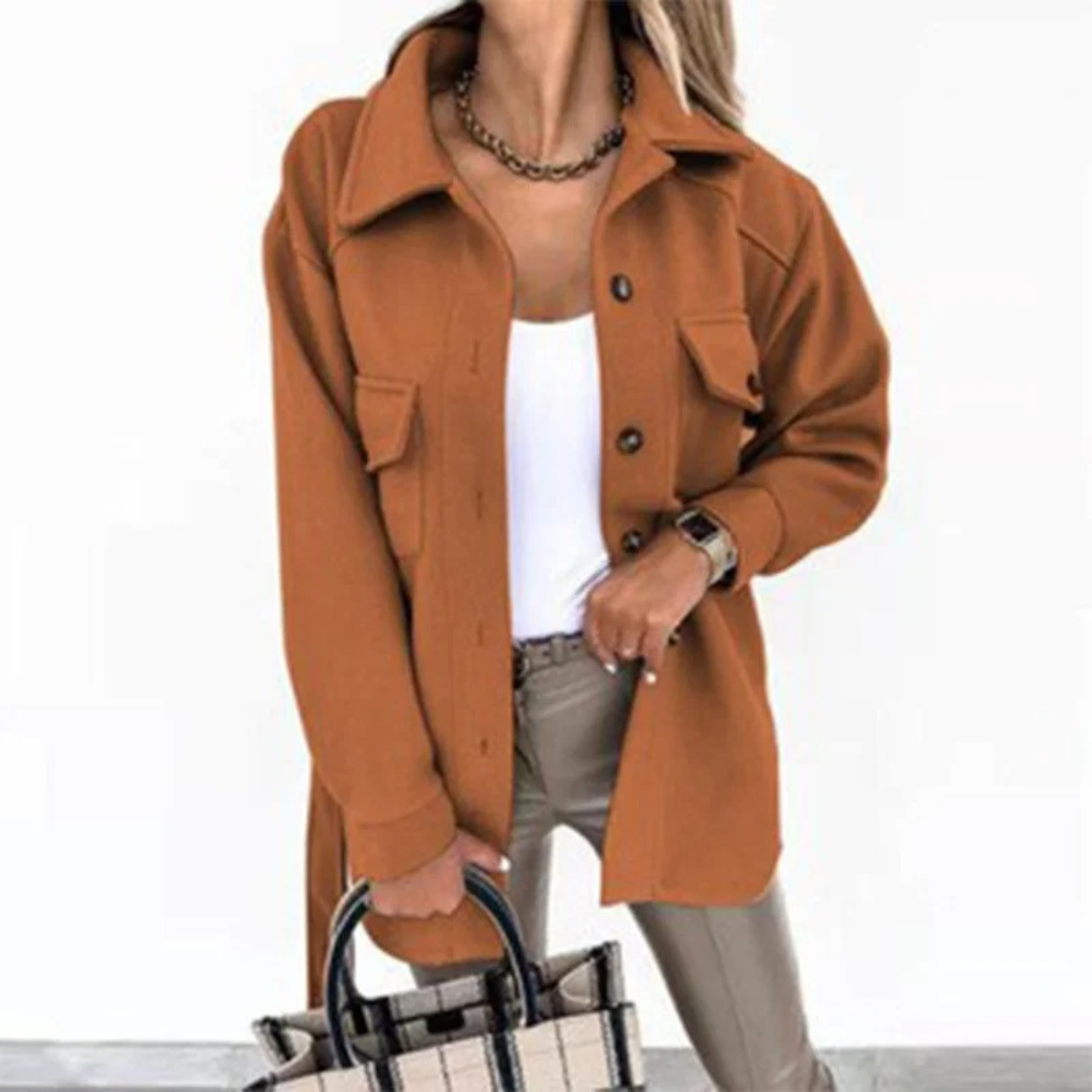 Damenmode: Elegante braune Jacke mit Knopfleiste, kombiniert mit weißem Top und beiger Hose. Perfekt für stilvolle Herbst-Outfits.