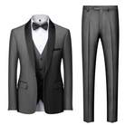 Eleganter grauer Anzug mit schwarzem Revers, Weste und Fliege. Perfekt für formelle Anlässe. Hochwertige Herrenmode, stilvoll und zeitlos.