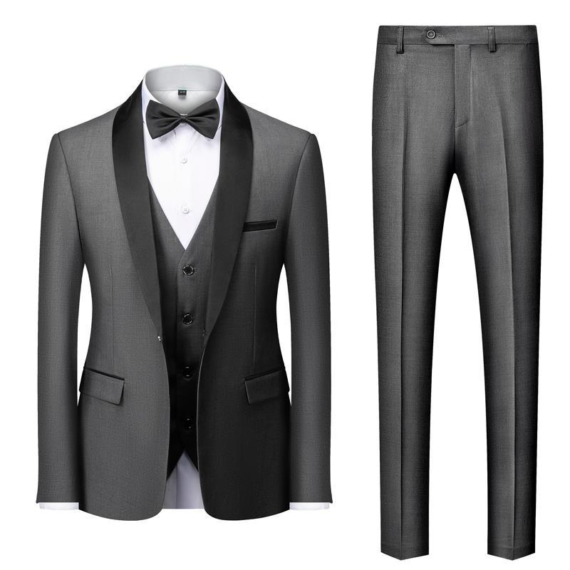 Eleganter grauer Anzug mit schwarzem Revers, Weste und Fliege. Perfekt für formelle Anlässe. Hochwertige Herrenmode, stilvoll und zeitlos.