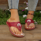 Rote Damen-Sandalen mit Keilabsatz, bequemem Fußbett und modischem Zehentrenner-Design. Perfekt für Sommermode und Freizeitkleidung.