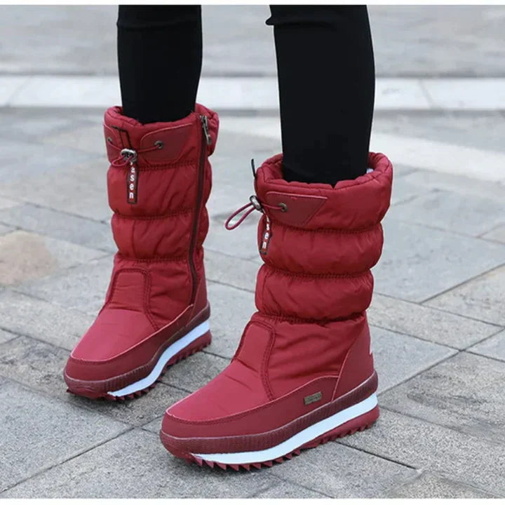 Rote Winterstiefel für Damen, wasserdicht, warm gefüttert, rutschfeste Sohle, ideal für kalte Tage. Perfekt für Outdoor-Aktivitäten.