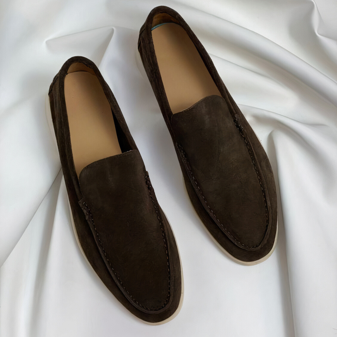 Dunkelbraune Wildleder-Loafer für Herren, elegant und zeitlos, ideal für Business und Freizeit. Hochwertige Verarbeitung, bequeme Passform.