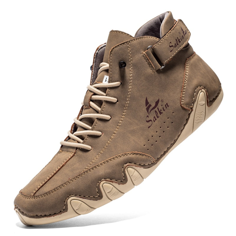Herren-Wanderschuh aus Leder in Braun, knöchelhoch, mit rutschfester Sohle und Schnürung. Perfekt für Outdoor-Aktivitäten und Trekking.