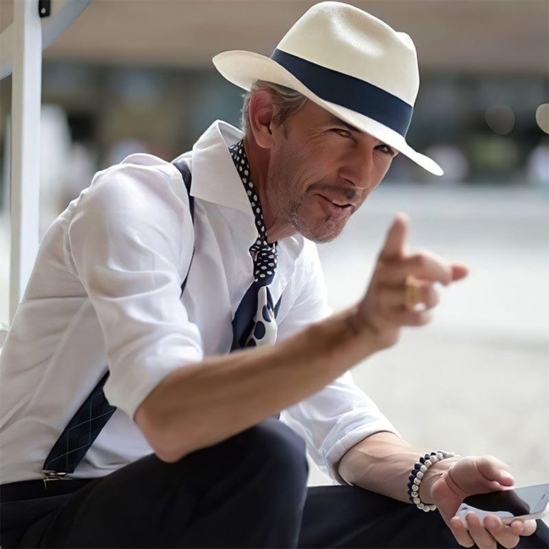 Mann mit weißem Panama-Hut und Smartphone, stilvolle Herrenmode, Sommeraccessoire.