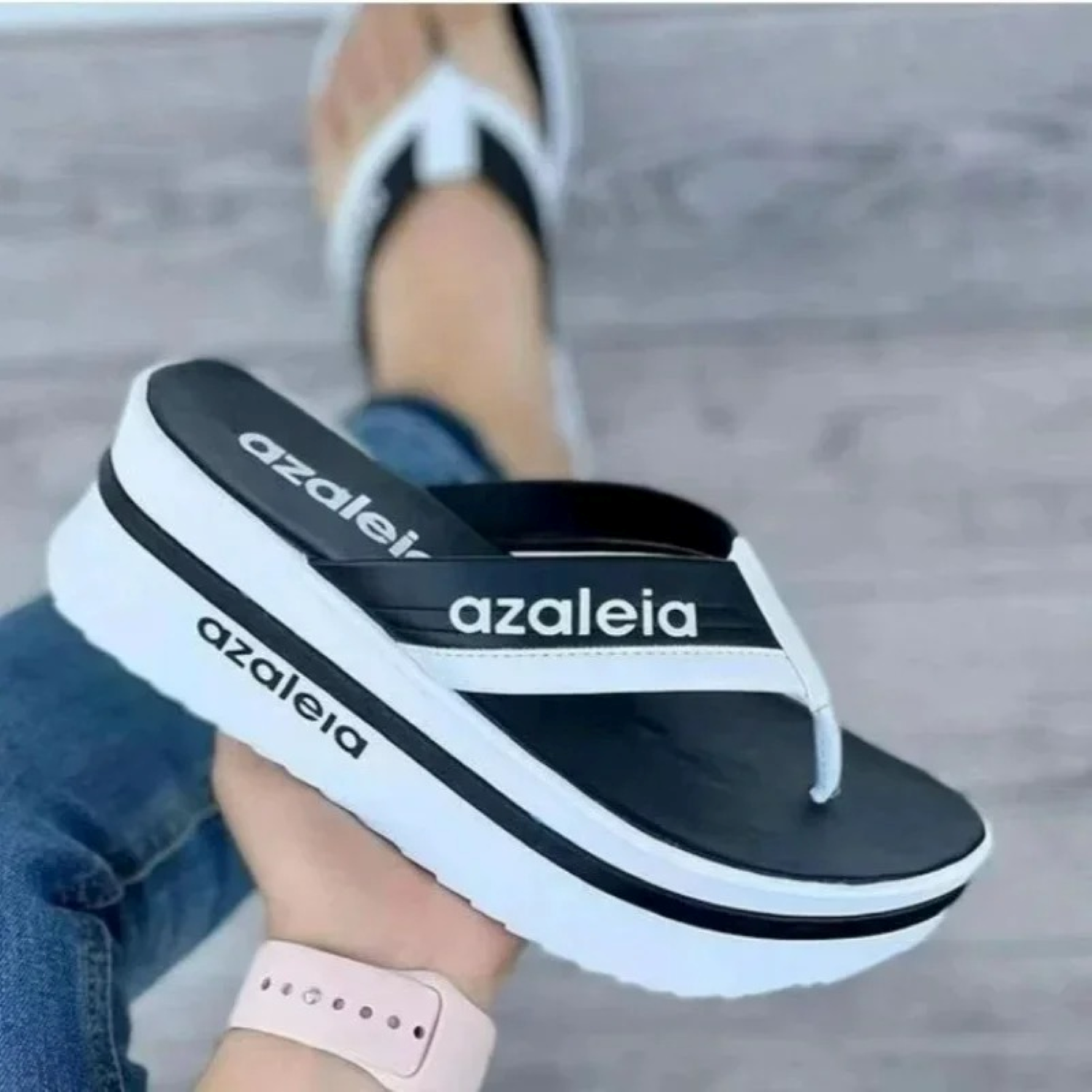 Schwarze Azaleia-Plateau-Sandale mit weißem Riemen, modisch und bequem, ideal für Sommermode und Freizeitkleidung.