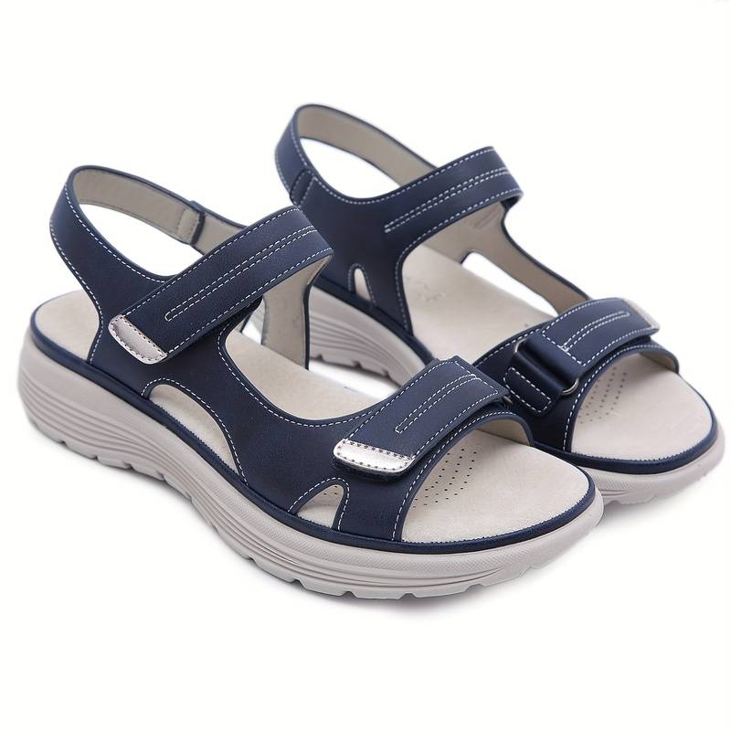Damen-Sandalen in Blau mit Klettverschluss, ergonomischer Sohle und modernem Design. Perfekt für Komfort und Stil im Sommer.