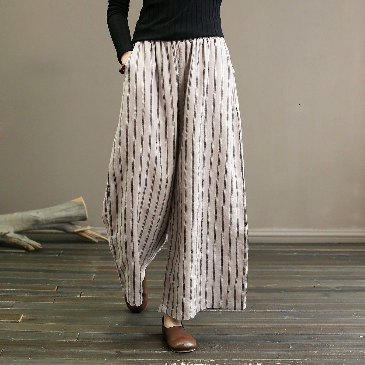 Damen Leinenhose mit Streifenmuster, weit geschnitten, ideal für lässige Outfits. Perfekt für Komfort und Stil im Alltag.