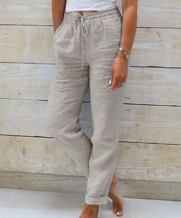 Damen Leinenhose in Beige, lässig und bequem, ideal für Sommermode. Perfekt für Freizeit und Strand, mit elastischem Bund und Taschen.