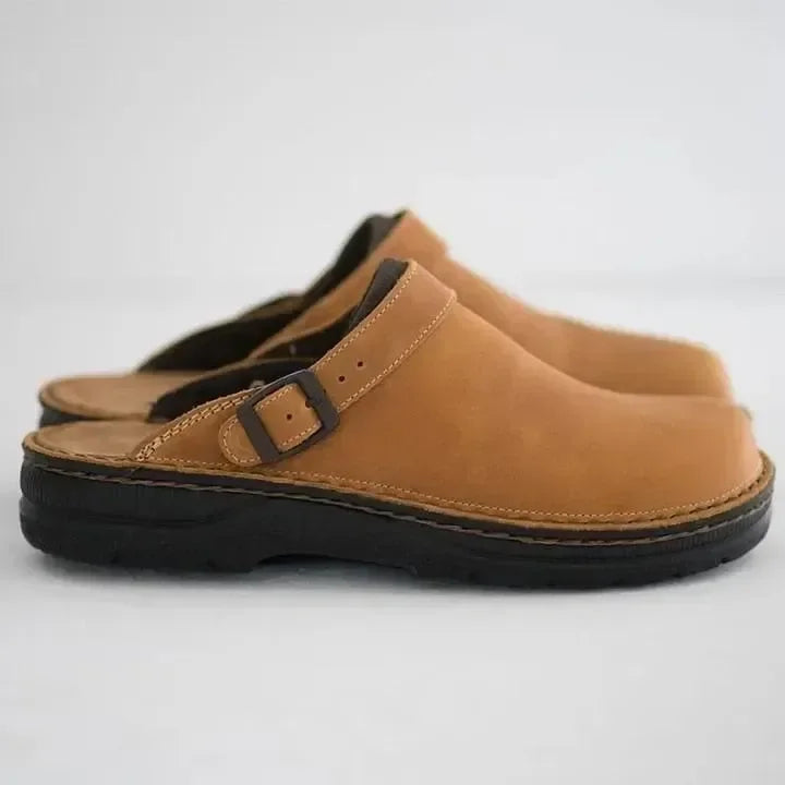 Braune Ledersandalen mit verstellbarem Riemen und schwarzer Sohle. Bequeme, stilvolle Schuhe für Herren und Damen. Ideal für Freizeit und Alltag.