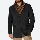 Eleganter Herrenblazer aus schwarzem Wildleder mit braunem Kragen, ideal für stilvolle Herbst- und Wintermode. Perfekt für Business und Freizeit.