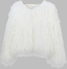 Weiße Kunstpelzjacke für Damen, flauschig und modisch, ideal für Wintermode. Luxuriöses Design, warm und stilvoll. Perfekt für elegante Outfits.