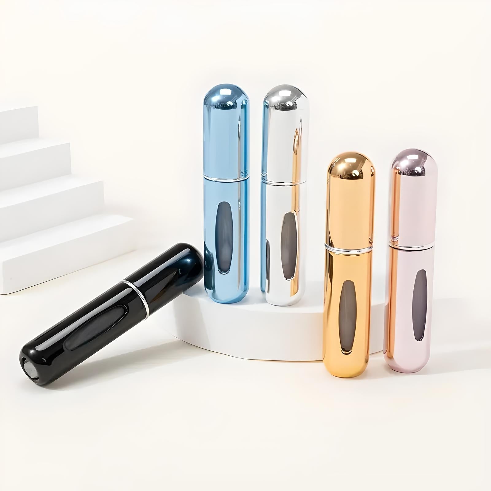 Fünf nachfüllbare Parfümzerstäuber in Schwarz, Blau, Silber, Gold und Roségold auf weißem Hintergrund.