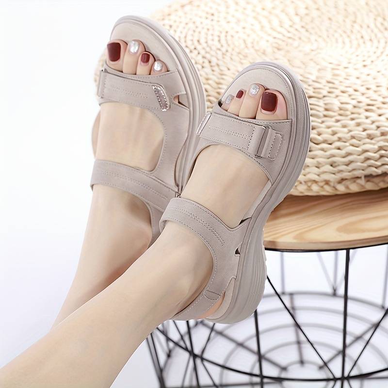Beige Sandalen für Damen, bequem und stilvoll, ideal für den Sommer. Perfekt für Freizeit und Reisen. Hochwertige Materialien, modisches Design.