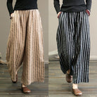 Damen Leinenhosen mit Streifenmuster, locker geschnitten, in Beige und Schwarz. Perfekt für lässige Outfits und Sommermode.