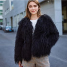 Damenmode: Schwarze Kunstpelzjacke, elegant und warm, ideal für Herbst und Winter. Perfekt für trendige Outfits und stilvolle Looks.
