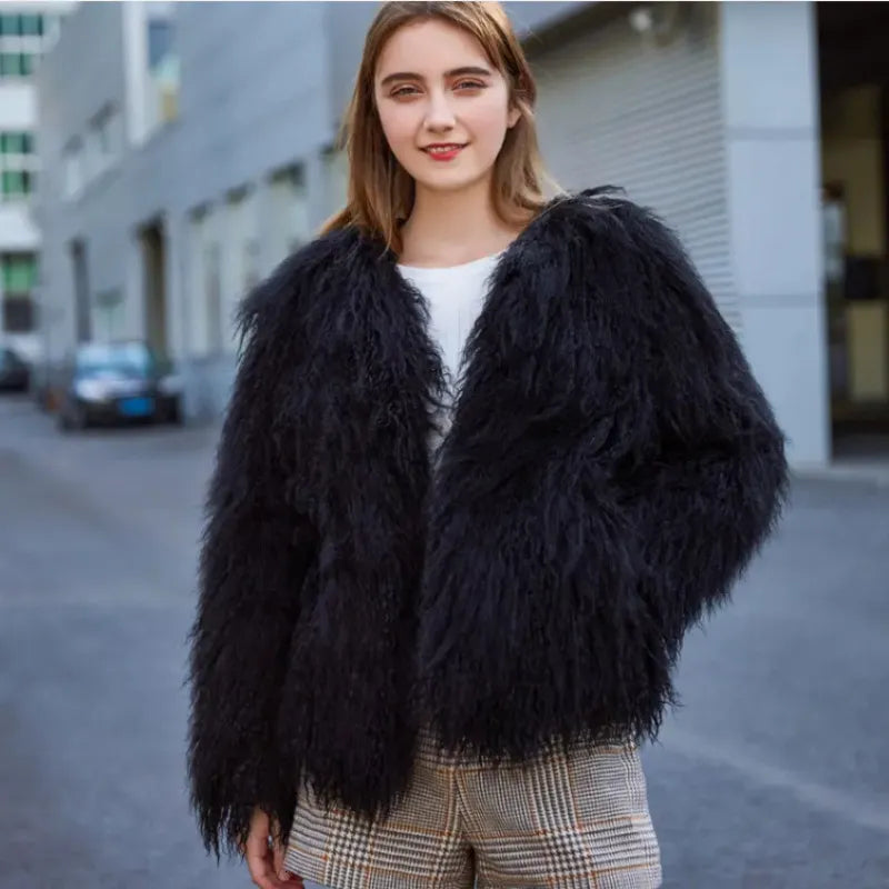 Damenmode: Schwarze Kunstpelzjacke, elegant und warm, ideal für Herbst und Winter. Perfekt für trendige Outfits und stilvolle Looks.