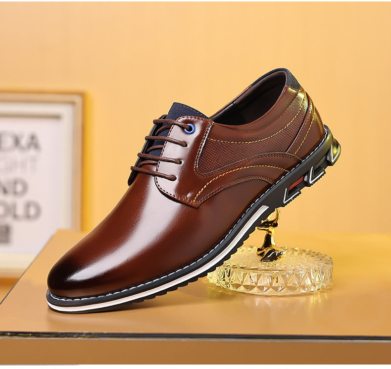 Eleganter brauner Lederschuh für Herren mit Schnürung, ideal für Business und Freizeit. Hochwertige Verarbeitung, modisches Design, rutschfeste Sohle.
