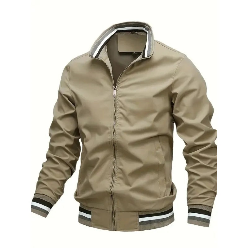 Herren Bomberjacke in Beige, stilvoll und modern, mit Reißverschluss und gestreiften Bündchen. Perfekt für Freizeit und urbane Mode.