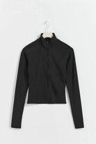 Schwarze Damenjacke mit Reißverschluss, langärmelig, sportlich-elegant, ideal für Herbstmode. Perfekt für Freizeit und Outdoor-Aktivitäten.