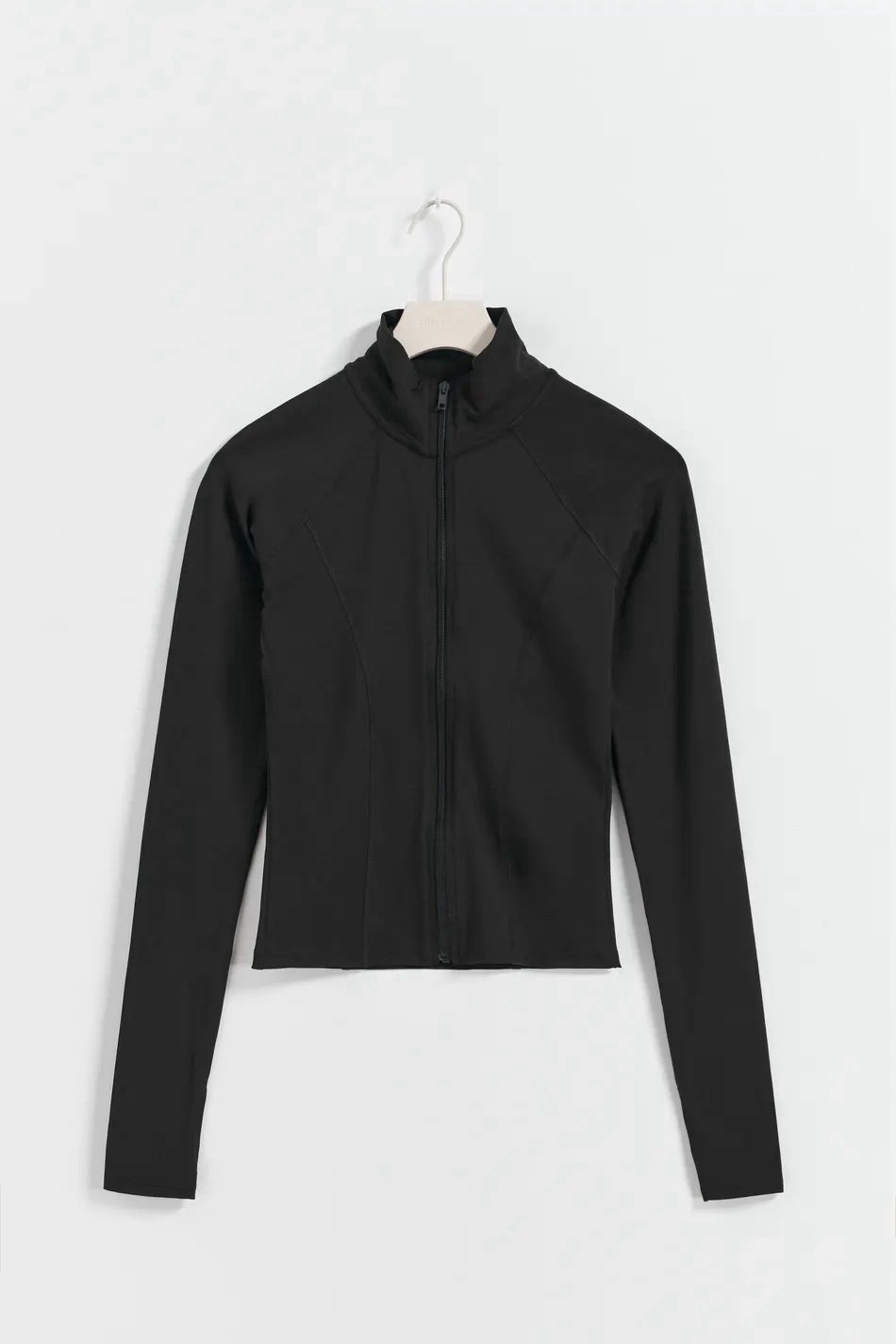 Schwarze Damenjacke mit Reißverschluss, langärmelig, sportlich-elegant, ideal für Herbstmode. Perfekt für Freizeit und Outdoor-Aktivitäten.